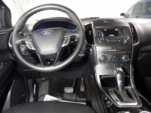 Used 2017 Ford Edge SE image 11