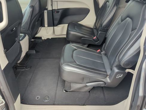 Used 2023 Chrysler Pacifica Touring-L FWD image 35