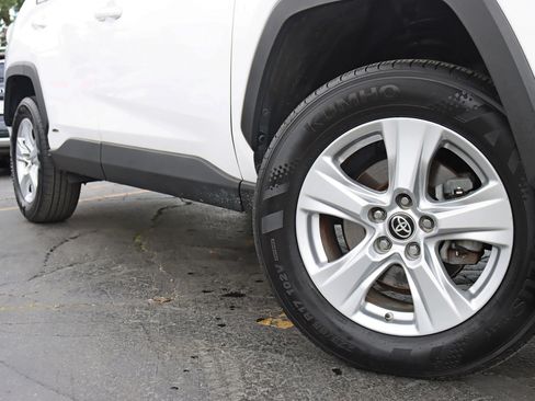 Used 2021 Toyota RAV4 LE AWD/4WD image 5
