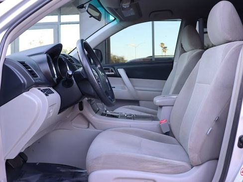 Used 2013 Toyota Highlander Plus FWD image 39