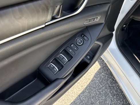 Used 2018 Honda Accord Touring image 15