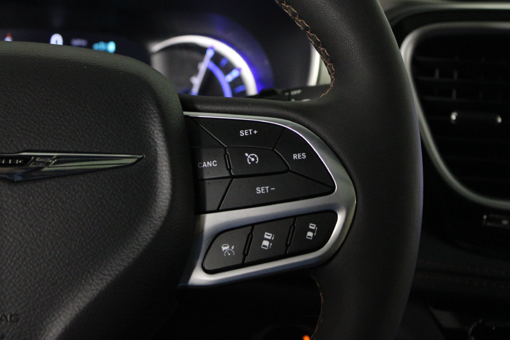 Used 2025 Chrysler Pacifica Pinnacle FWD image 28