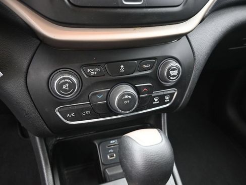 Used 2017 Jeep Cherokee Latitude FWD image 21