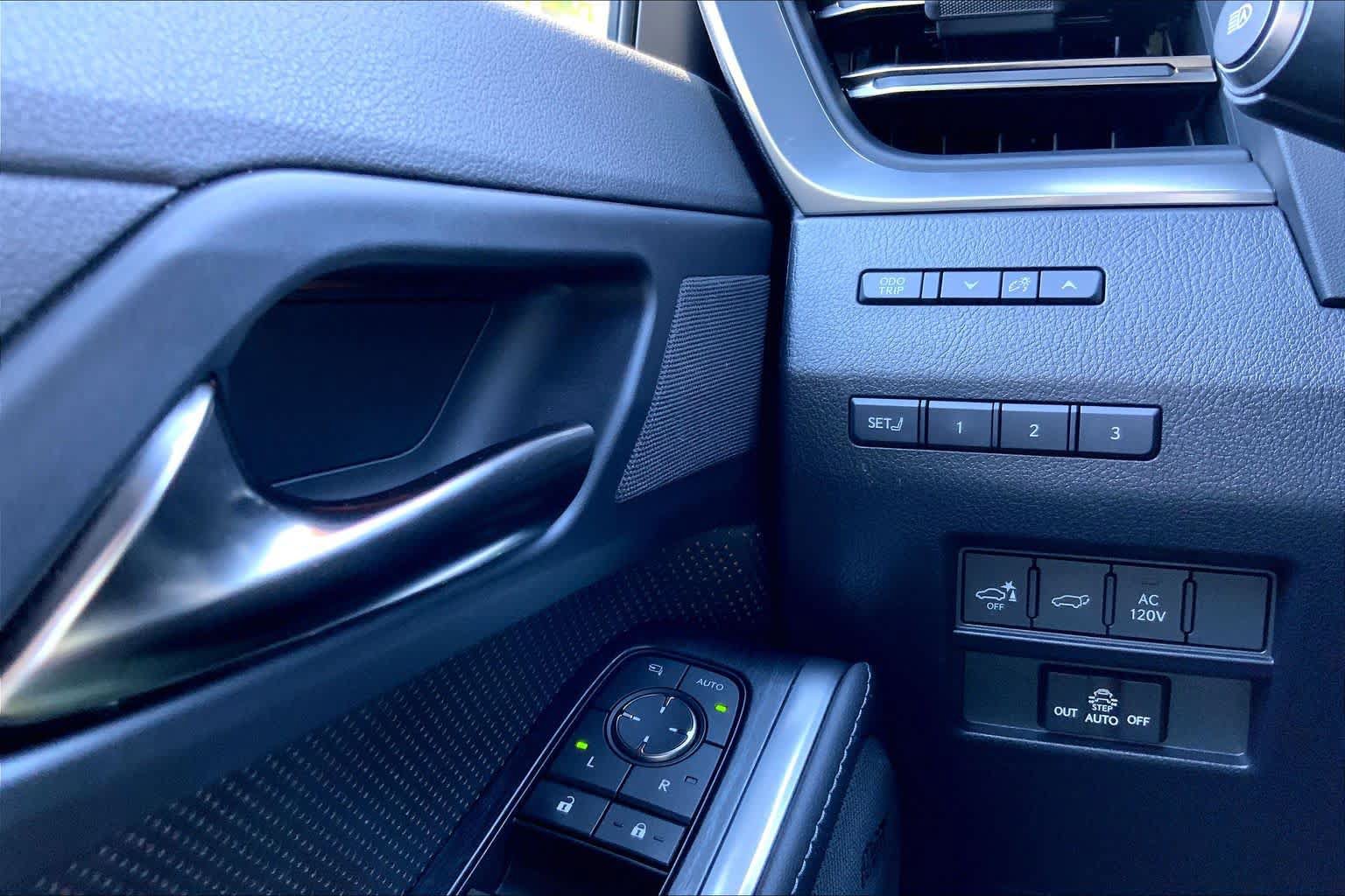 Used 2025 Lexus GX 550 w/ Accessory Package (2T) AWD/4WD image 34