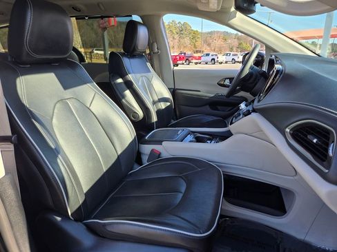 Used 2024 Chrysler Pacifica Limited FWD image 24