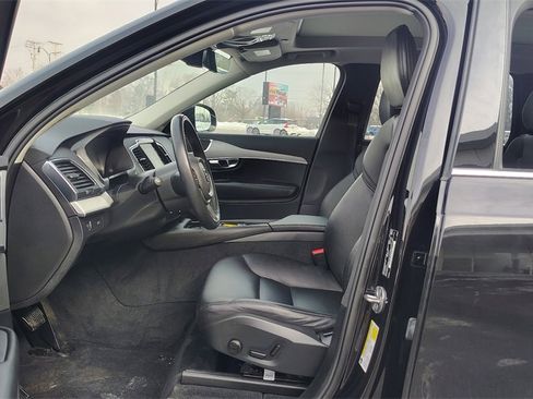Certified 2022 Volvo XC90 T5 Momentum w/ Climate Package image 7