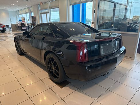 Used 2004 Cadillac XLR RWD image 2