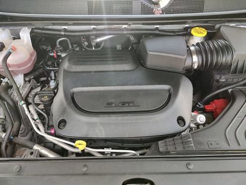 Used 2024 Chrysler Pacifica Touring-L FWD image 12