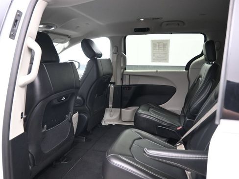 Used 2023 Chrysler Pacifica Touring-L FWD image 25