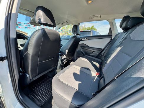 Used 2022 Volkswagen Taos SE image 9