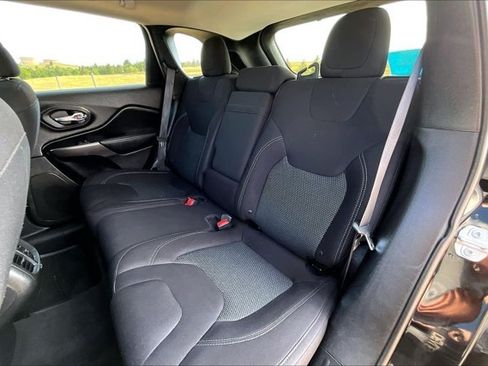 Used 2019 Jeep Cherokee Latitude w/ Popular Appearance Group AWD/4WD image 22