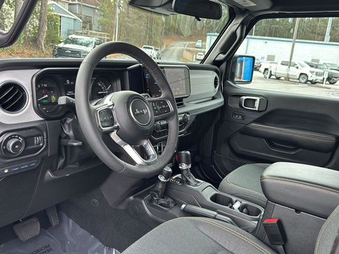 Used 2025 Jeep Wrangler Sahara image 15
