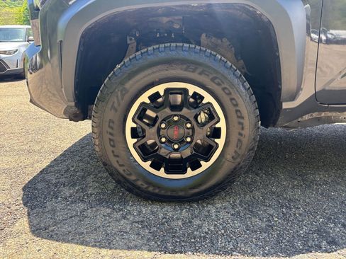 Used 2025 Toyota Tacoma TRD Off-Road AWD/4WD image 32
