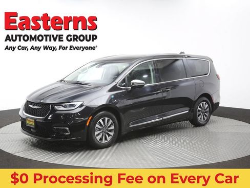 Used 2023 Chrysler Pacifica Limited FWD image 60
