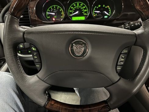 Used 2004 Jaguar XJ8 image 14