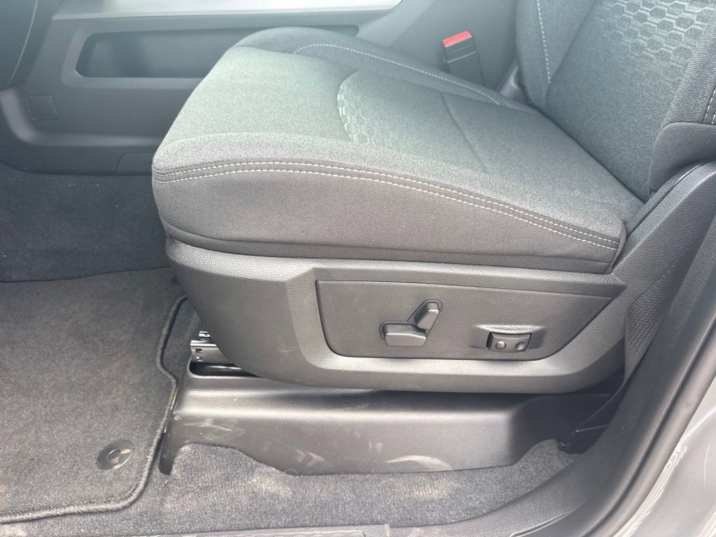 New 2027 RAM 3500 Big Horn AWD/4WD image 18