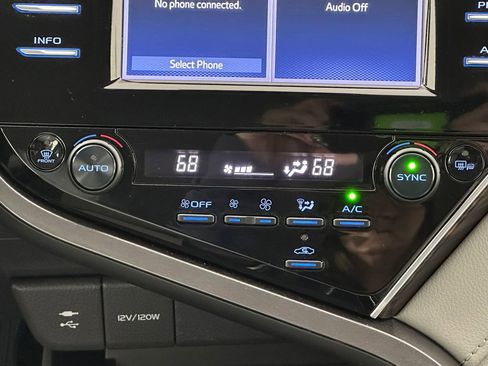 Used 2018 Toyota Camry XLE image 24