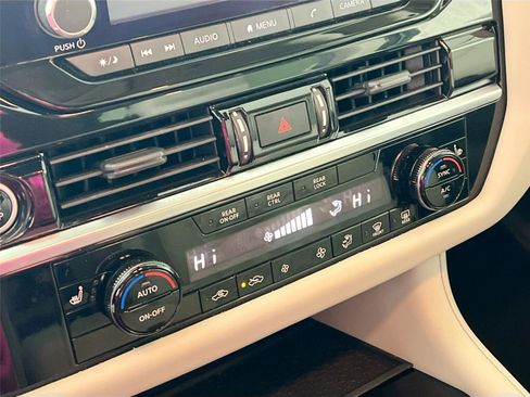 Used 2022 Nissan Pathfinder SV w/ SV Premium Package image 15