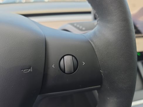 Used 2025 Tesla Model Y Long Range image 18