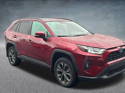 Used 2022 Toyota RAV4 XLE Premium AWD/4WD image 2