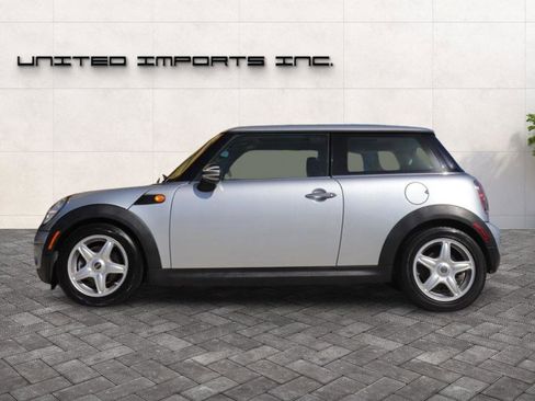 Used 2010 MINI Cooper Hardtop image 2