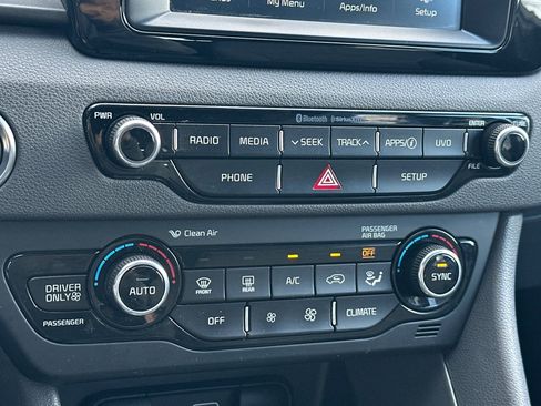 Used 2017 Kia Niro LX image 25