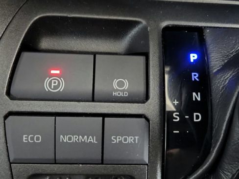 Certified 2021 Toyota RAV4 LE FWD image 33