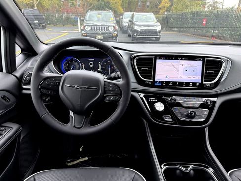 New 2026 Chrysler Pacifica Limited w/ Uconnect Theater Family Group image 18