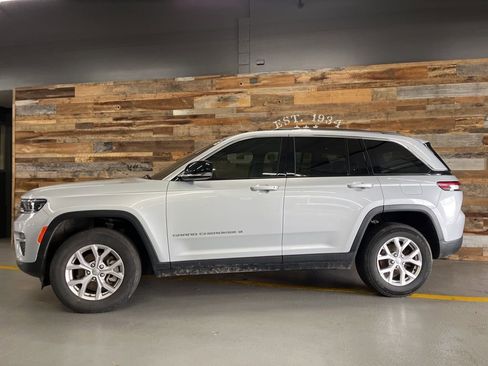 Used 2022 Jeep Grand Cherokee Limited image 7