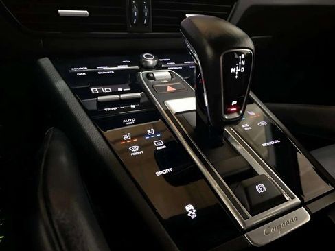 Used 2019 Porsche Cayenne w/ Premium Package image 57