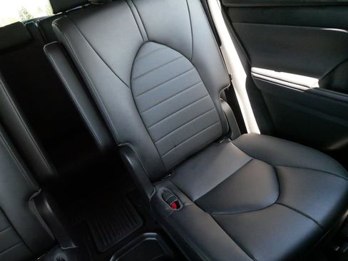 Used 2023 Toyota Highlander XLE AWD/4WD image 14