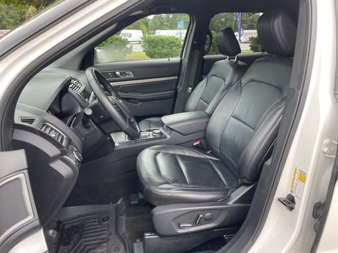 Used 2018 Ford Explorer XLT w/ Equipment Group 202A AWD/4WD image 15
