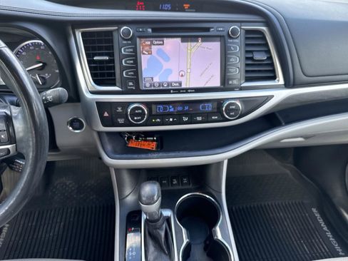 Used 2019 Toyota Highlander Limited image 16