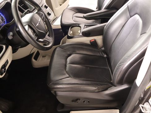 Used 2022 Chrysler Pacifica Touring-L FWD image 11