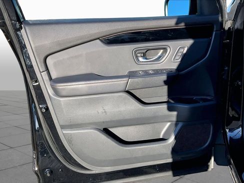 Used 2025 Honda Pilot TrailSport image 21