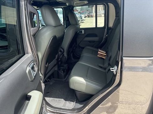 Used 2025 Jeep Gladiator Mojave w/ Safety Group AWD/4WD image 18