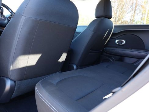 Used 2017 Kia Soul + image 8