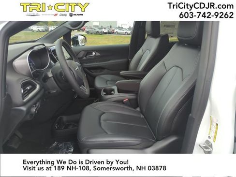 New 2026 Chrysler Voyager LX image 9