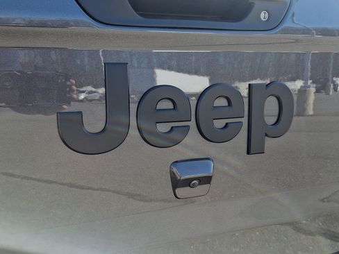 Used 2025 Jeep Gladiator Sport AWD/4WD image 29