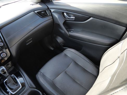 Used 2020 Nissan Rogue SL w/ Premium Package image 11