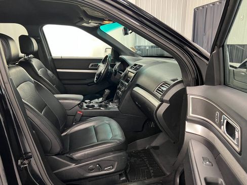 Used 2016 Ford Explorer XLT w/ Equipment Group 202A AWD/4WD image 12