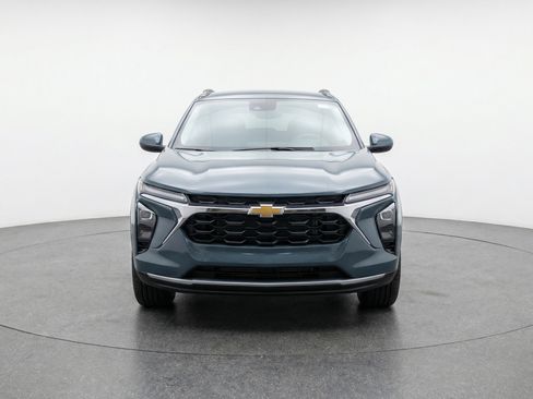 Used 2025 Chevrolet Trax LT image 2