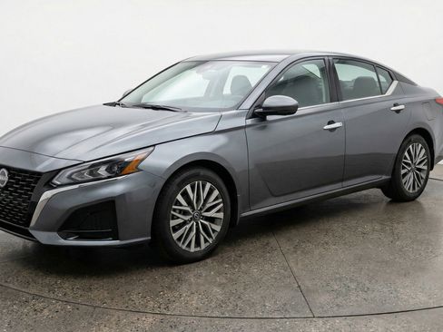 Used 2025 Nissan Altima 2.5 SV image 3