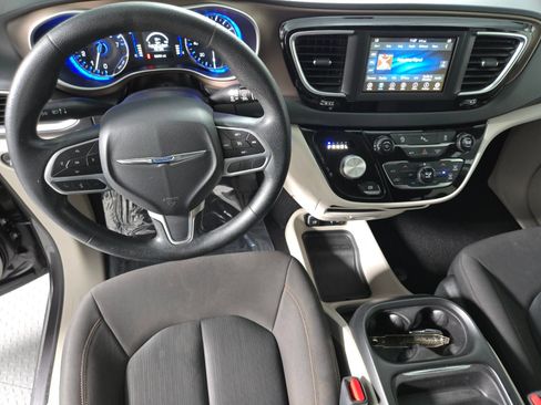 Used 2019 Chrysler Pacifica Touring Plus w/ Tire & Wheel Group FWD image 15