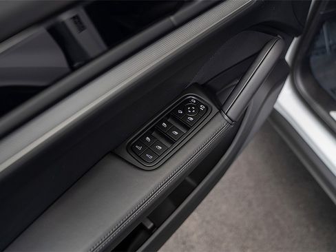 Used 2025 Porsche Cayenne S AWD/4WD image 18