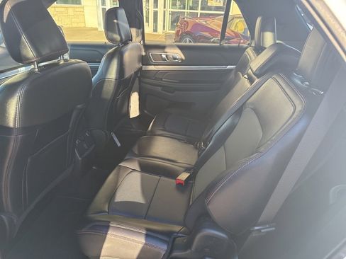 Used 2019 Ford Explorer Sport image 2