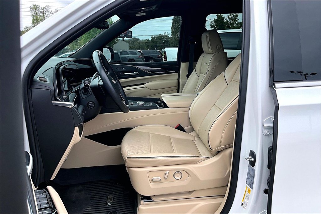 Used 2023 Cadillac Escalade Premium Luxury AWD/4WD image 22
