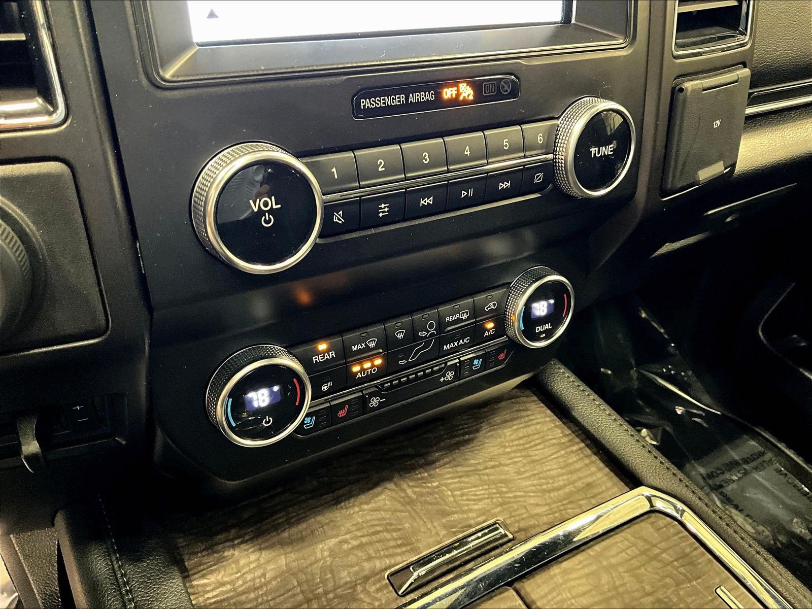Used 2019 Ford Expedition Limited w/ Equipment Group 302A AWD/4WD image 15