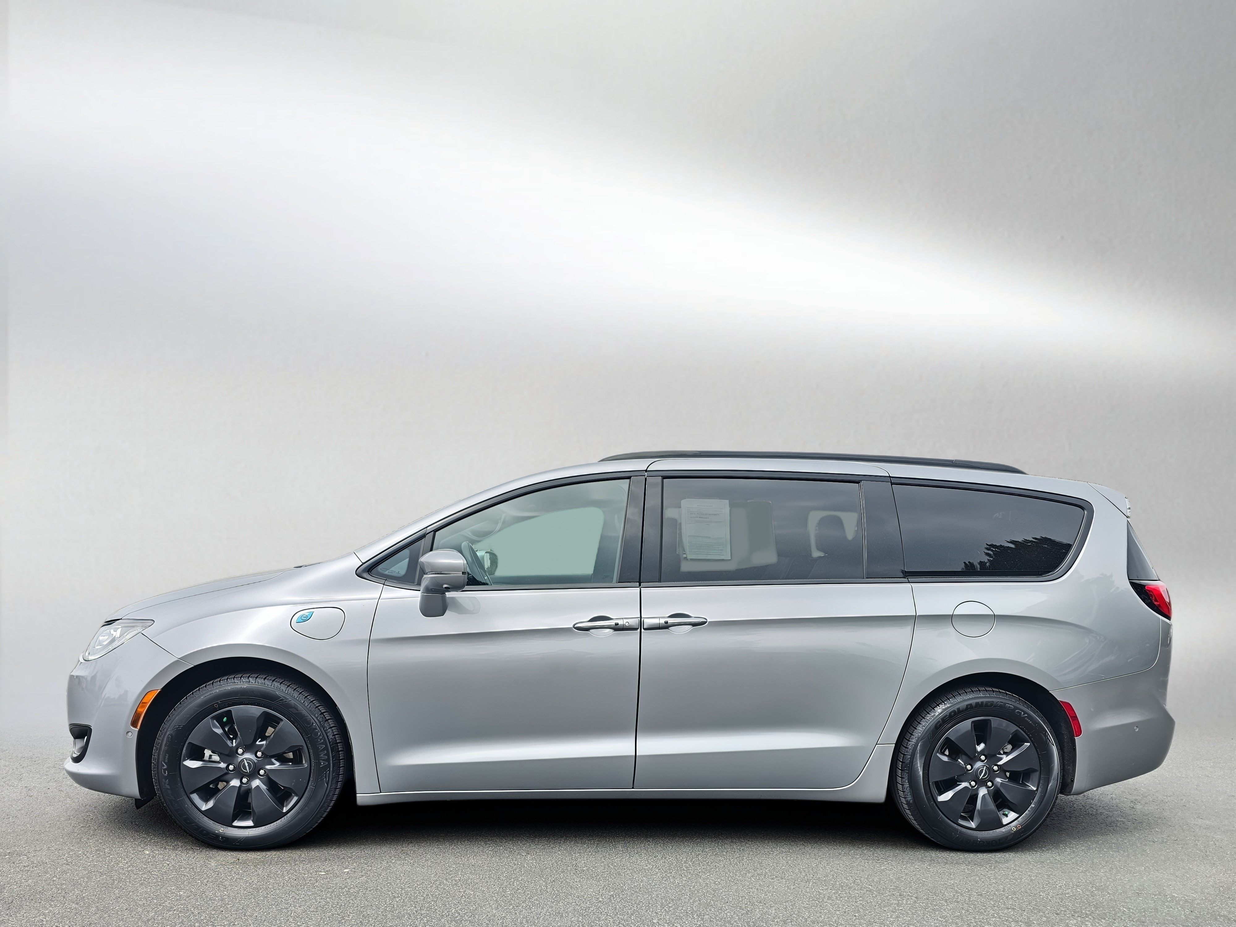 Used 2019 Chrysler Pacifica Limited w/ Advanced Safetytec Group FWD image 2