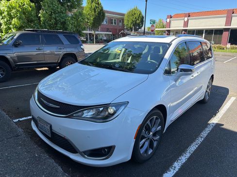 Used 2018 Chrysler Pacifica Limited FWD image 1